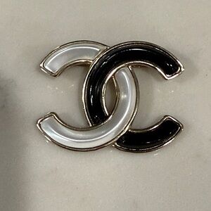Chanel Black and White Logo Brooch, cruise collection A2023